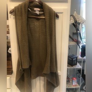 Green knit vest. Size medium.